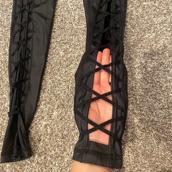 Knockout by Victoria Secret Sport Leggings with sexy leg detail - Picture 2 of 4